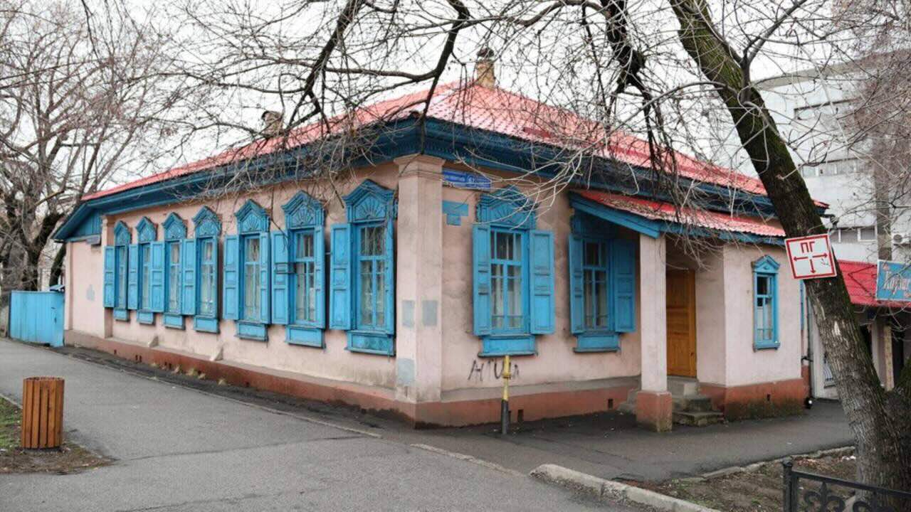 Историк, математик, культуролог. Кто жил в «розовом» доме в Алматы