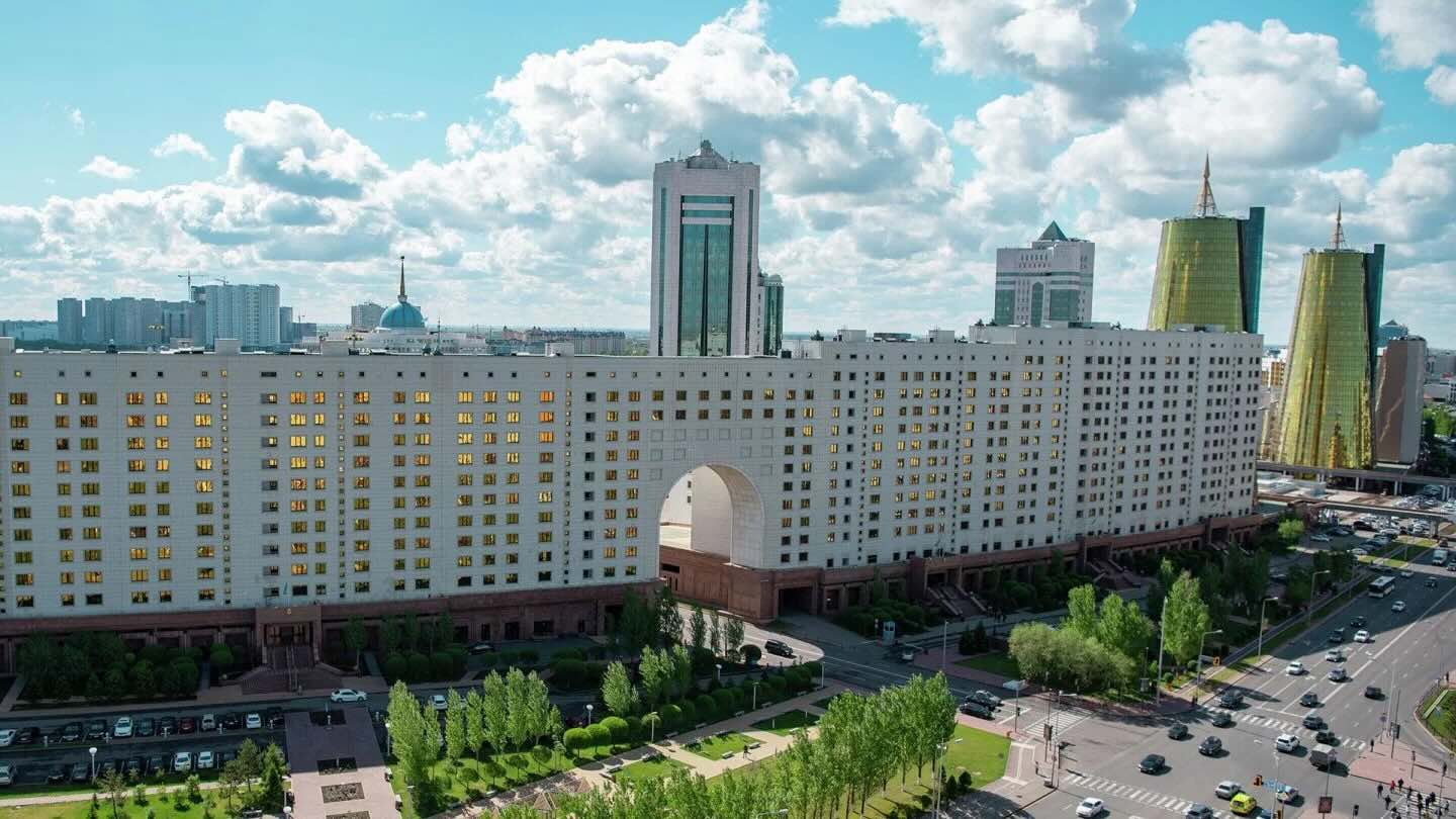 В атаку на мельницы. «История двух рыцарей» в Алматы